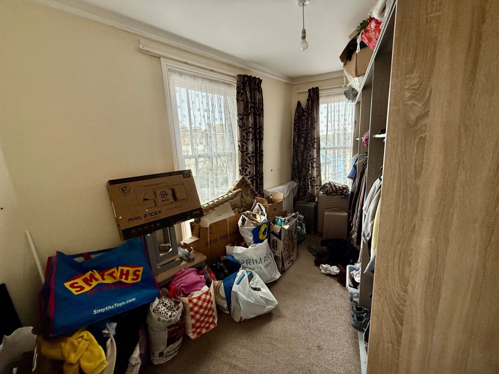 Lot: 125 - FREEHOLD BLOCK OF FOUR FLATS FOR INVESTMENT - Flat 5a - Bedroom three